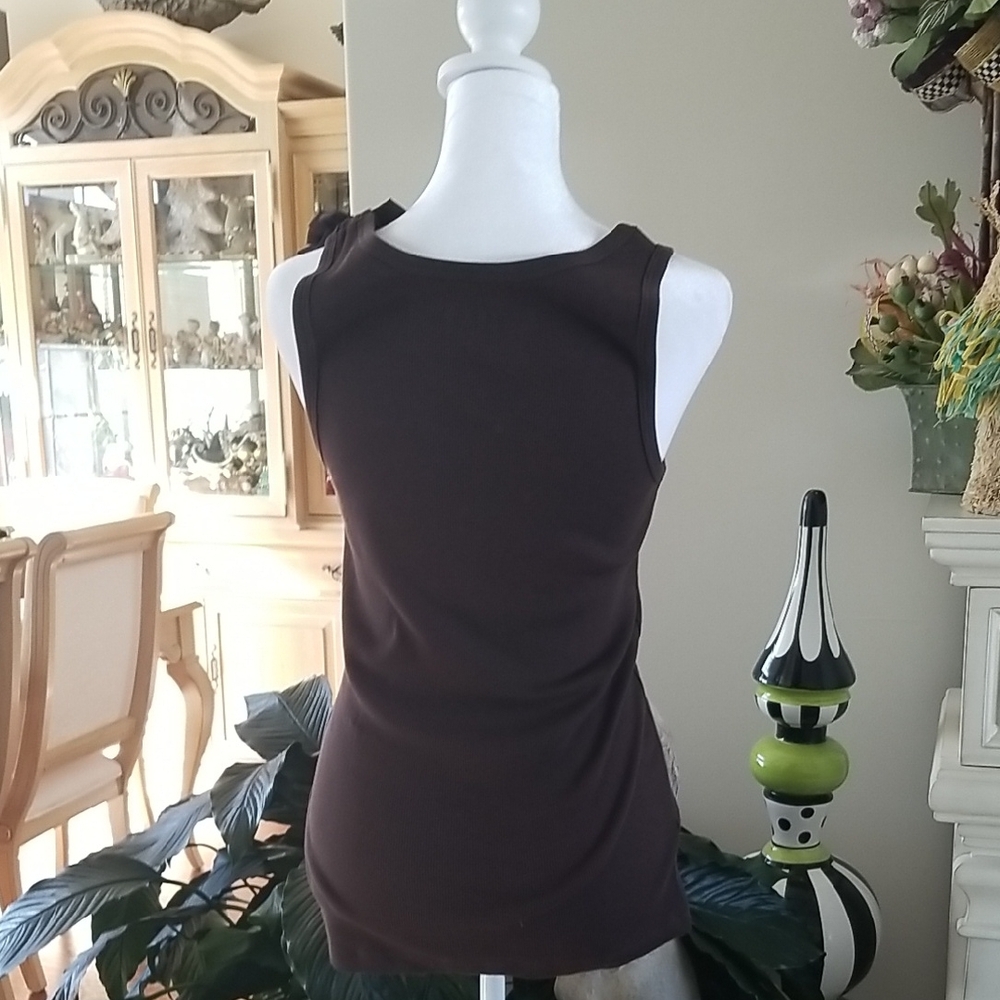 Chic Sleeveless Top with Bow Details - Picture 3 of 5